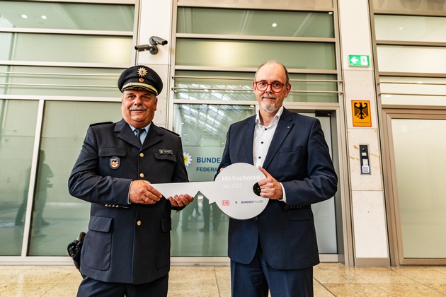 BPOL NRW: Symbolische Schlüsselübergabe der Bundespolizei am Kölner Hauptbahnhof