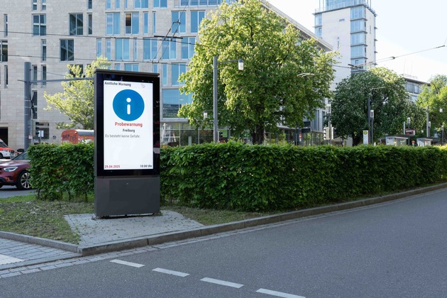 Gefahrenwarnung in Freiburg: Digitale Stadtinformationsanlagen an Verkehrsknotenpunkten warnen die Bevölkerung schnell im Katastrophenfall