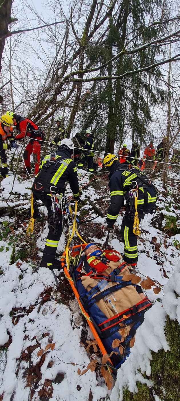 FW Königswinter: Hilfsorganisationen proben Personenrettung im Gelände