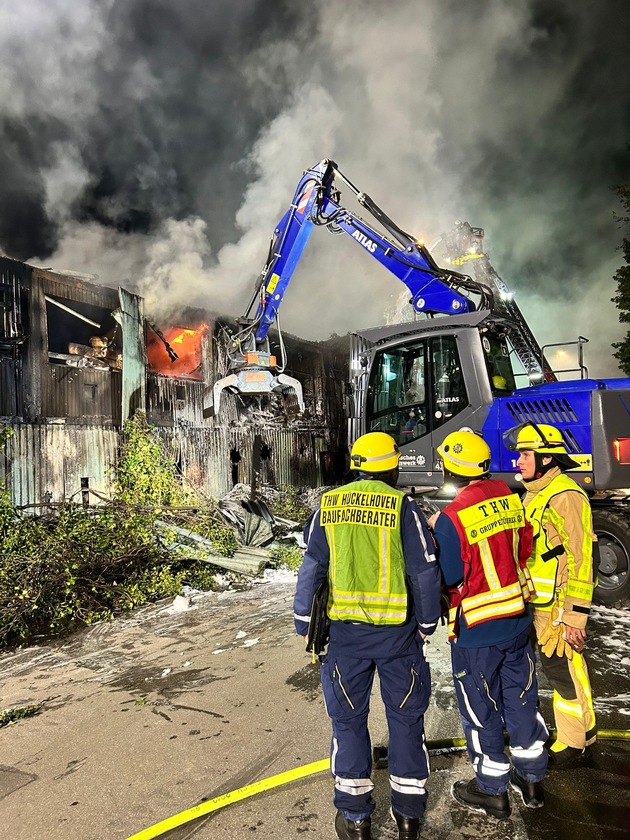 FW Grevenbroich: Feuerwehr Grevenbroich - Folgemeldung: Gro&szlig;brand im Industriegebiet Ost, KFZ-Betrieb ausgebrannt, &Uuml;bergreifen auf Schrottplatz verhindert, 150 Retter im Einsatz, Einsatzdauer weiter unbestimmt