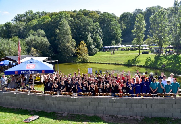 RID-Weltrekord in Dipperz in der Rhön: Das Grillrestaurant »Kneshecke« grillt für seine Gäste mit dem längsten horizontal rotierenden Grill-Drehspieß der Welt