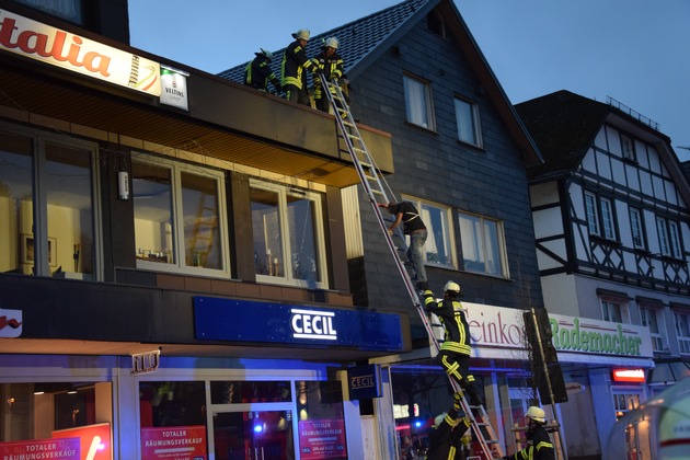 FW-OE: Feuerwehr rettet 2 Personen nach Kellerbrand in Wohn- und Geschäftshaus