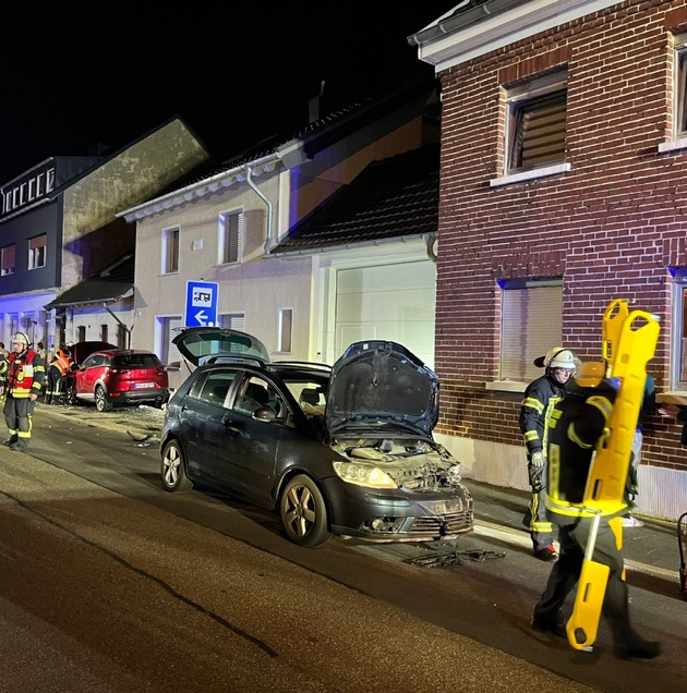 FW Bergheim: Zwei Verletzte nach Verkehrsunfall in Bergheim-Paffendorf