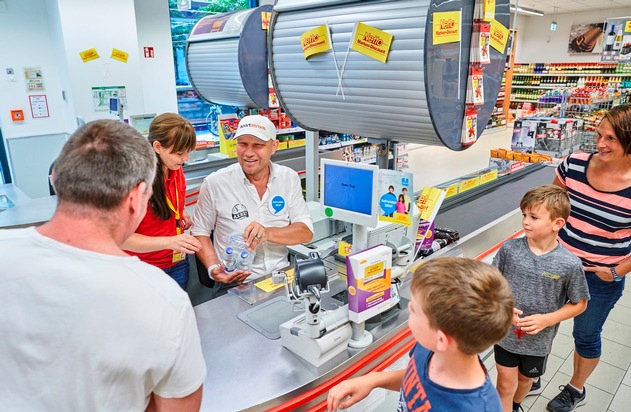 Spendenaktion gegen Kinderarmut: Netto-Kunden sagen &quot;Bitte aufrunden, Axel Schulz!&quot;