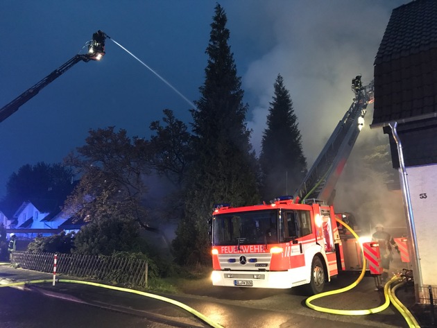 FW-GL: Wohnhausbrand mit einem Brandtoten im Stadtteil Hand von Bergisch Gladbach