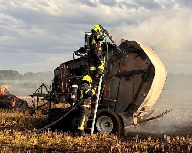 FW-OLL: Strohballenpresse löst Flächenbrand aus - Großaufgebot der Feuerwehr in Hude