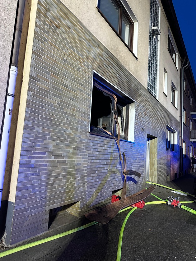 FW-E: Wohnungsbrand mit starker Rauchentwicklung - eine verletzte Person aus Brandwohnung gerettet
