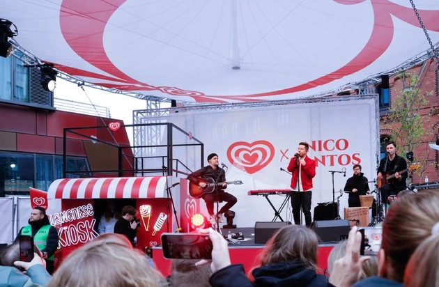 Unilever Deutschland GmbH: Premiere in Hamburg: Langnese und Nico Santos l&auml;uten mit &bdquo;Like Ice In The Sunshine&ldquo; den Sommer ein