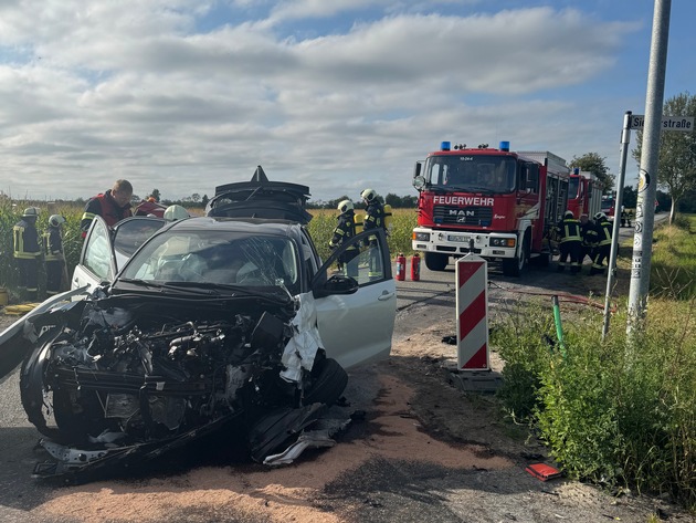FW-AUR: Verkehrsunfall zwischen Auto und Pritschenwagen