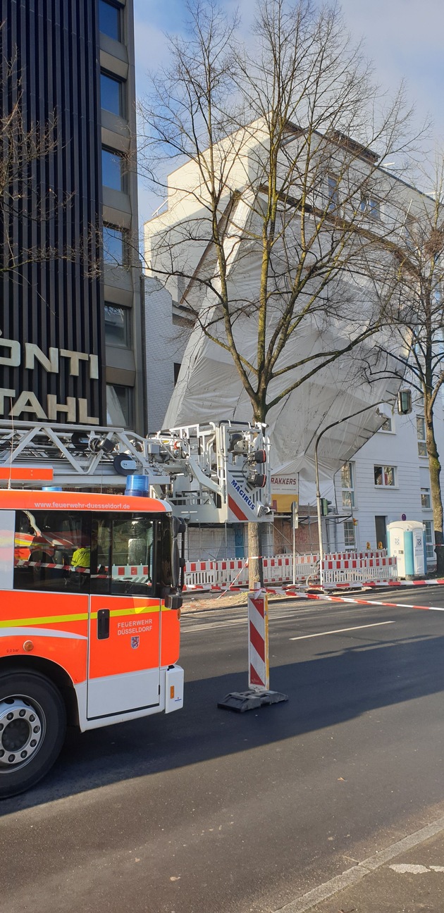FW-D: Schlussmeldung: Baugerüst löst sich von Fassade und droht einzustürzen - Einsatz der Feuerwehr Düsseldorf nach viereinhalb Stunden beendet