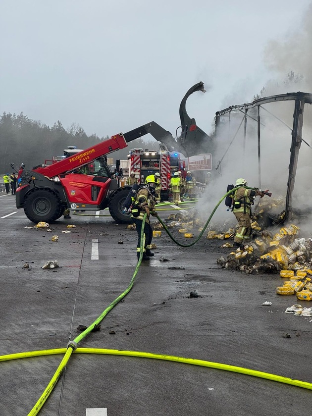 FW Helmstedt: Brennender Sattelauflieger auf der BAB2