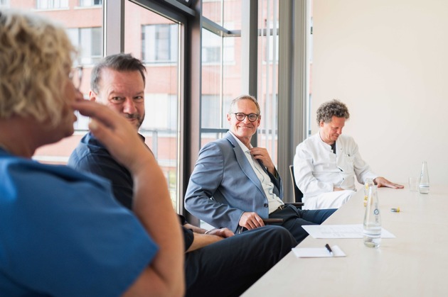 Mehr als medizinische Versorgung: Michael Müller, Regierender Bürgermeister a. D., und Autor Florian Schwiecker besuchen den ICKE Verein und die Kinderklinik am Helios Klinikum Berlin-Buch