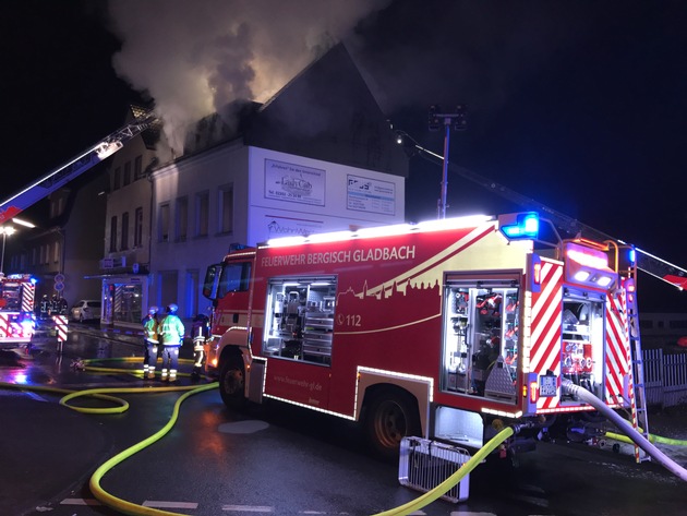 FW-GL: Dachstuhlbrand mit erheblichem Sachschaden in der Stadtmitte von Bergisch Gladbach