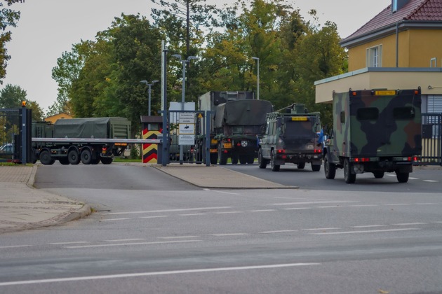 Heimatschutz demonstriert Einsatzbereitschaft / Über 320 niederländische Fahrzeuge durch Convoy Support Center Prenzlau geführt