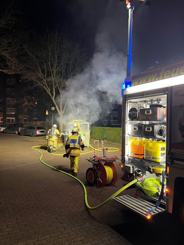 FW-EN: Serie von Containerbränden und Verkehrsunfall halten Einsatzkräfte in der Nacht in Atem