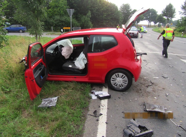 POL-HM: Vorfahrtmissachtung: Sattelzug und Kleinwagen prallen zusammen - Pkw-Fahrer schwer verletzt