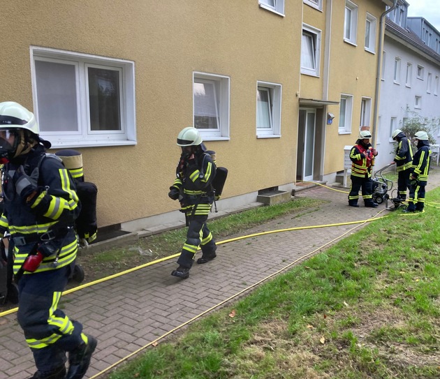 FW-EN: Gemeldeter Kellerbrand mit mehrfacher Menschenrettung und drei Paralleleinsätze für die Hattinger Feuerwehr