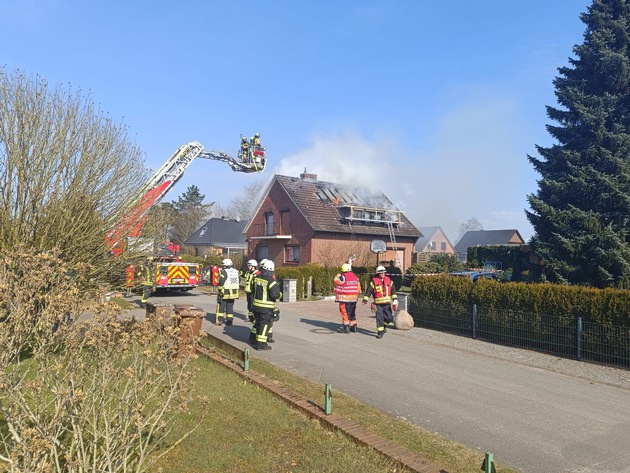 POL-STD: Dachstuhlbrand in Nindorf - Großalarm für die Feuerwehren in der Samtgemeinde Apensen, Unfall im Rüstjer Forst - Polizei sucht Zeugen