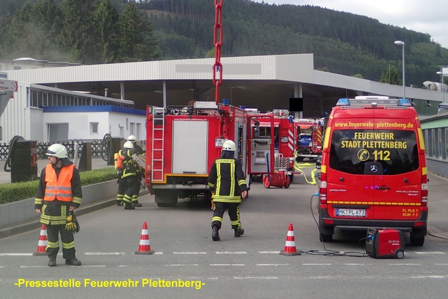 FW-PL: OT-Stadtmitte. Komplizierte Löscharbeiten und starke Verrauchung in Industriebetrieb.