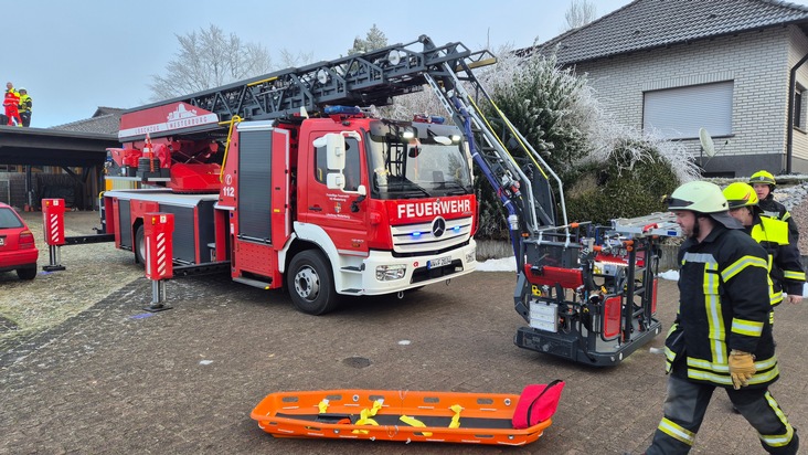 FW VG Westerburg: Bei Baumfällarbeiten verletzt - Feuerwehr rettet Mann von Carportdach