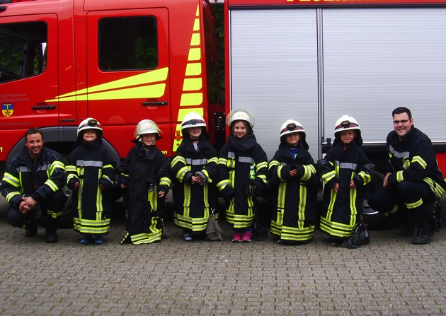 FW-KLE: Vorschulkinder bei der Feuerwehr: Früh übt sich!