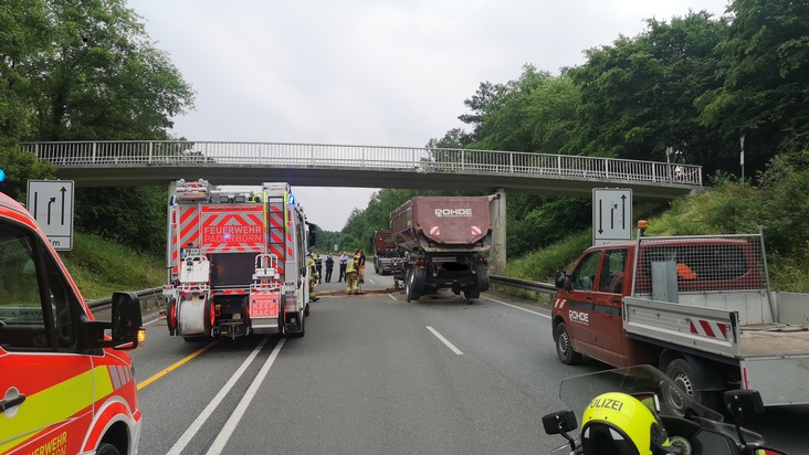 POL-PB: Baustellenfahrzeug beschädigt Brücke - weiträumige Sperrung wegen Einsturzgefahr