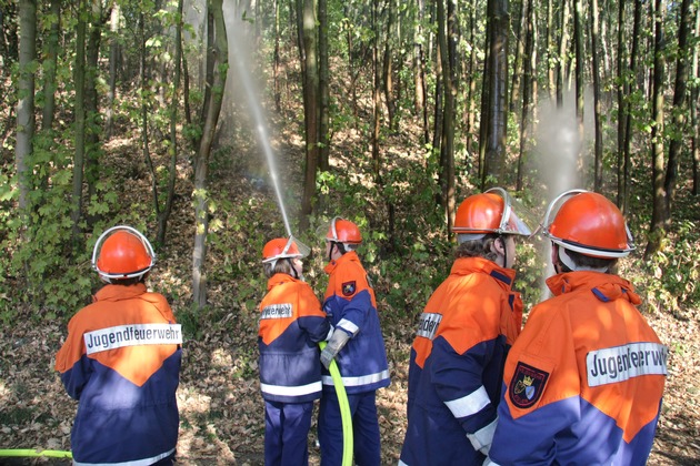 FW-E: Alarm am Horster Ehrenmal, Jugendfeuerwehr probt den Ernstfall