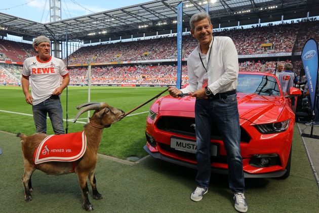 Sportlich auf dem Rasen und sportlich auf der Straße: Ford-Deutschlandchef überreicht Ford Mustang an FC-Präsidium (FOTO)