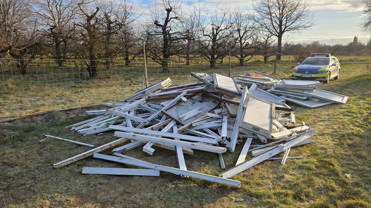 POL-STD: Dreiste M&uuml;llentsorgung zu Weihnachten - Fenster in Horneburger Feldmark abgeladen