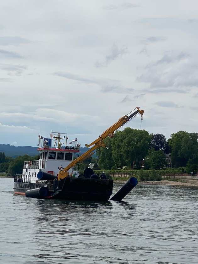 POL-HPE: Kunststoffrohre in Rhein gesp&uuml;lt