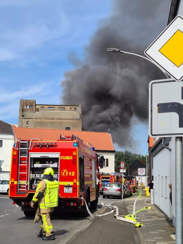 FW Grevenbroich: Hoher Sachschaden bei Großfeuer in Wevelinghovener Gewerbebetrieb / Stundenlanger Einsatz, Übergreifen auf altes Mühlengebäude verhindert, keine Personen verletzt