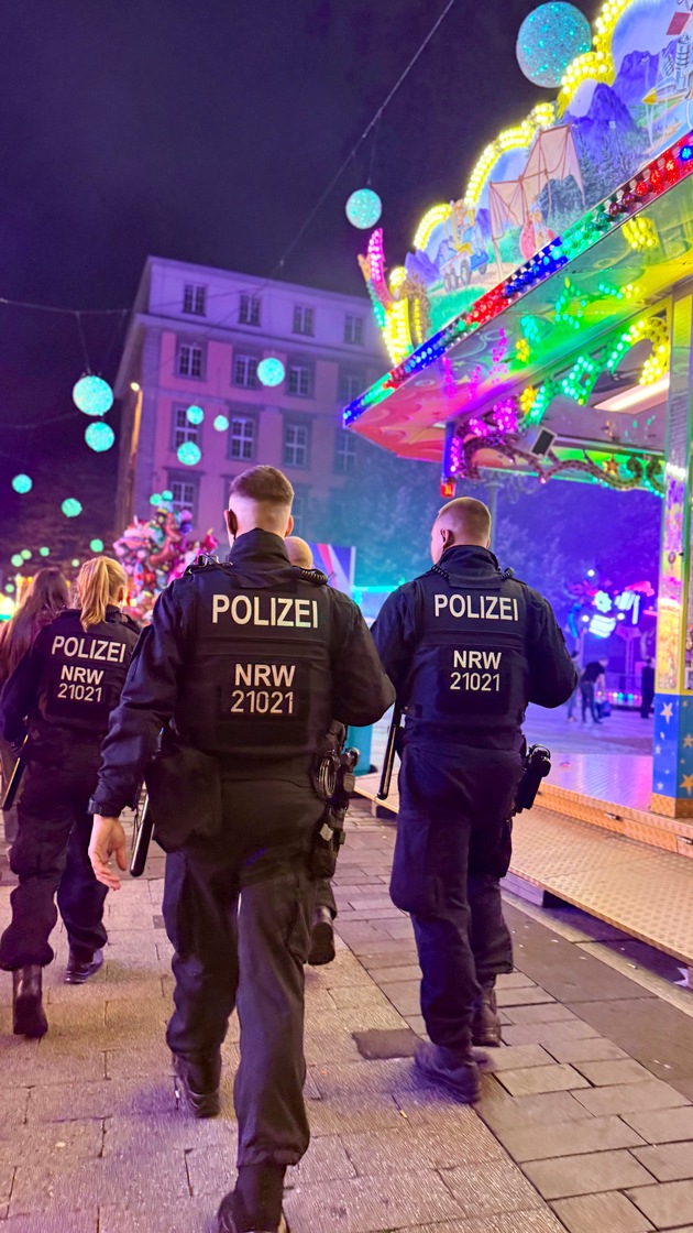 POL-W: W/SG Bekämpfung der Straßen-, Gewalt- und Messerkriminalität im Bergischen Städtedreieck - Polizei Wuppertal stellt eine Vielzahl verbotener Gegenstände sicher