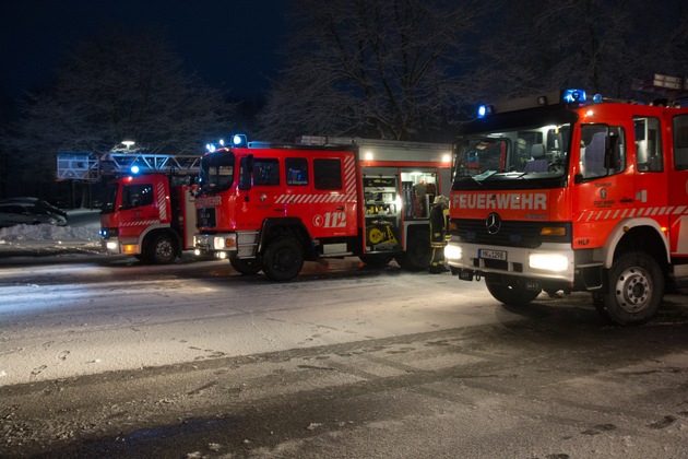 FW Menden: Schaltschrank brennt in Firmenhalle