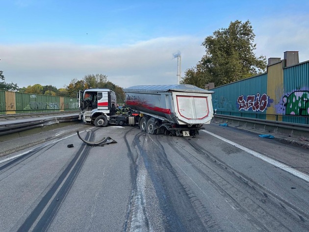 FW-Langenfeld: Nicht alltäglicher Unfall in der Baustelle