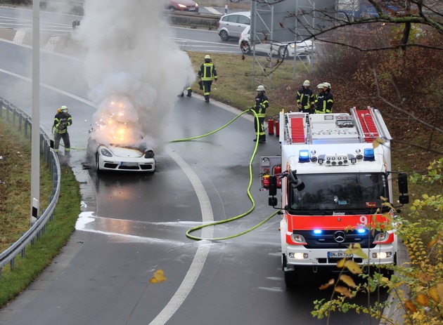 FW-BN: Sportwagen wird Raub der Flammen - Fahrer und Hund bleiben unverletzt