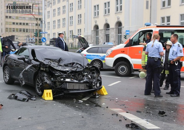 FW-MK: Verkehrsunfall mit Iserlohner Rettungswagen in Hagen