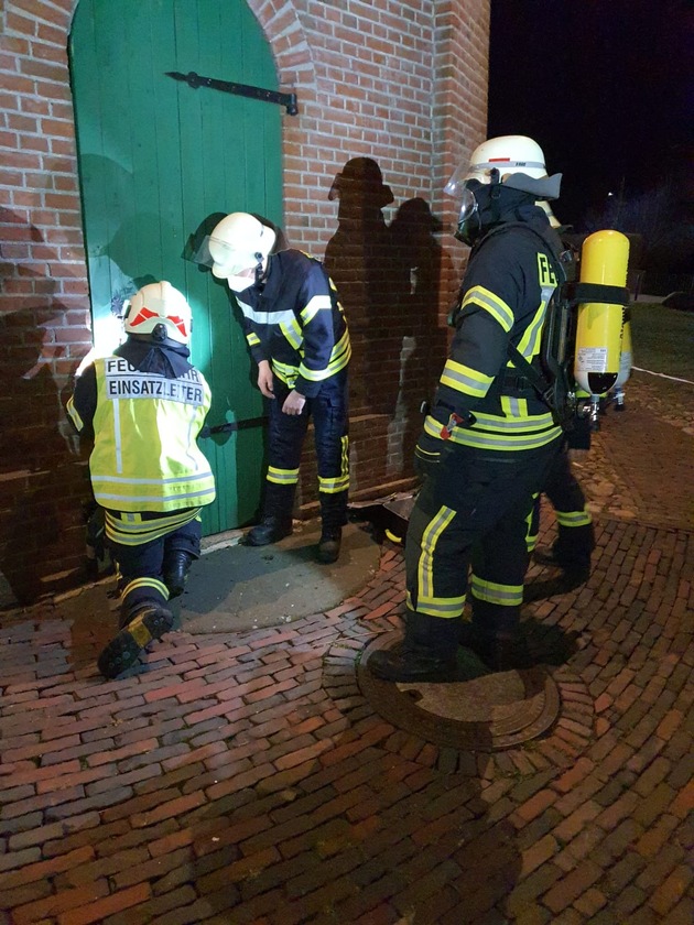 FFW Schiffdorf: Feuerwehr wird zur Schiffdorfer Mühle gerufen: Lagerfeuer in der Nachbarschaft