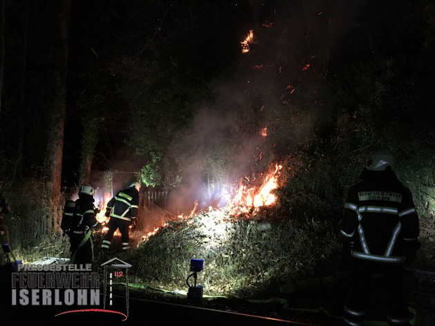 FW-MK: Feuer an der Bahnstrecke Iserlohn Letmathe