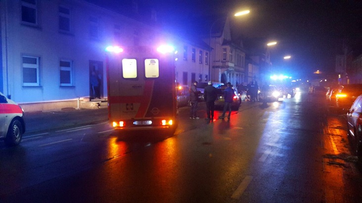 FW-AR: Feuerwehr Arnsberg leistet auf Rückweg von Brand Erste Hilfe:
Bahnhofstraße nach Verkehrsunfall Montagabend voll gesperrt