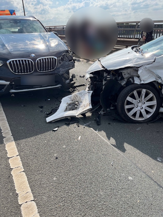 POL-DU: Ungelsheim: Schwerer Verkehrsunfall auf der Rheinbrücke