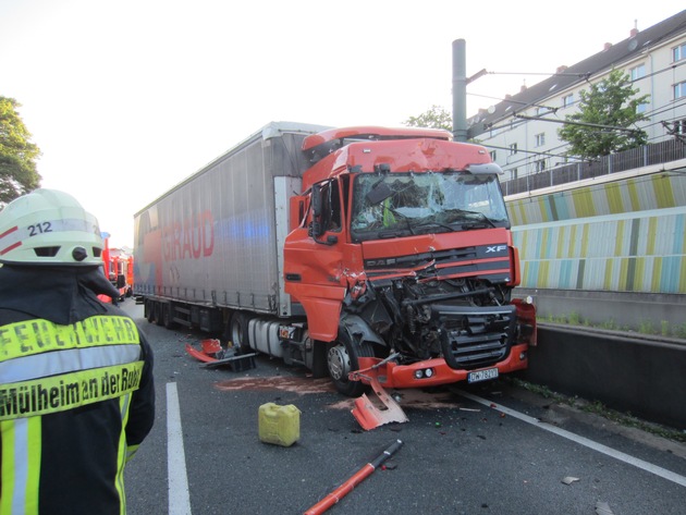 FW-MH: Schwerer Verkehrsunfall mit zwei LKW auf der A 40 #fwmh