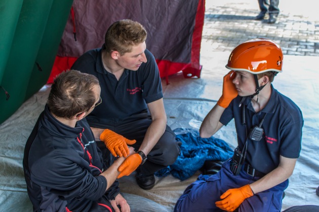 FW-Heiligenhaus: Jugendfeuerwehr Heiligenhaus rückt zur Großübung nach Hilden aus(Meldung 23/2017)