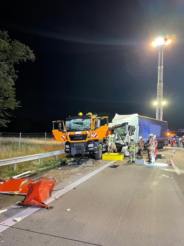 FW Norderstedt: LKW-Auffahrunfall auf der Bundesautobahn 7
