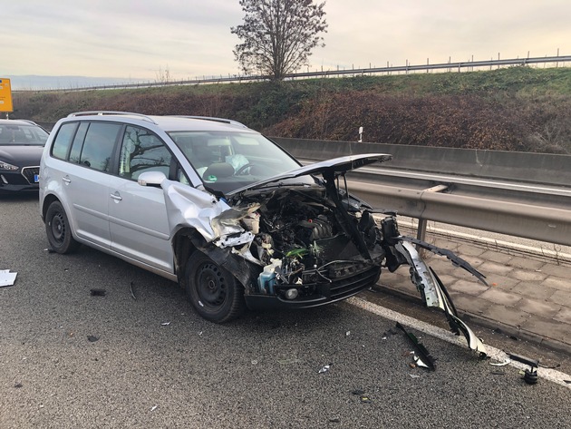 POL-PDKH: Verkehrsunfall mit vier beteiligten Fahrzeugen auf der B 41 am AS Winzenheim - Unfallverursacher flüchtig, die Polizei bittet um Mithilfe