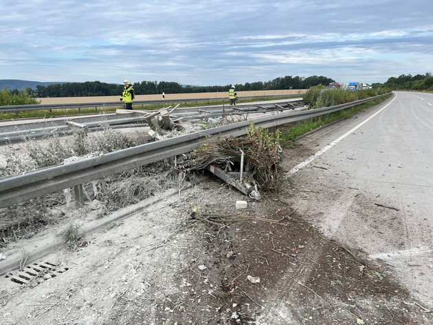 API-TH: Anhänger löst sich vom Auto - Ladung verteilt sich auf beiden Richtungsfahrbahnen