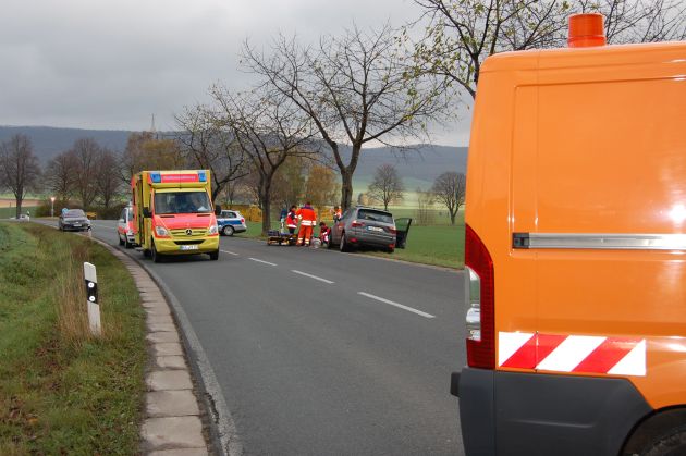 POL-HOL: Kreisstraße 23 - Kirchbrak Rtg. B 240: Frontal gegen Baum geprallt - 60jähriger Fahrer musste reanimiert werden -