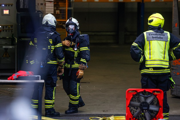 FW-MK: Brennende Absauganlage sorgt für Feuerwehreinsatz