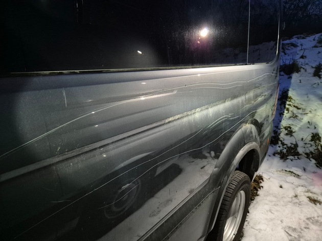 POL-SE: Pinneberg - Erheblicher Sachschaden an diversen Fahrzeuge bei Autohaus