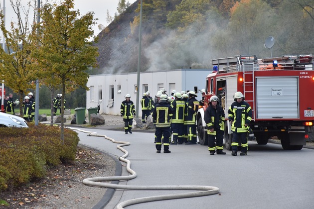 FW-OE: Feuer im Wohnheim für Asylbewerber