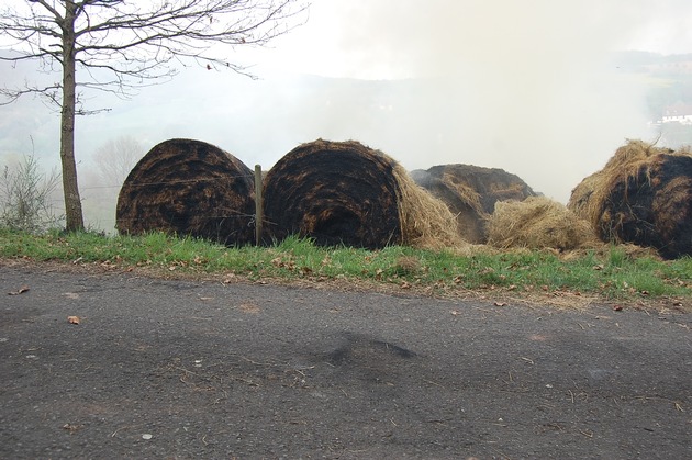 POL-PDKL: Brand mehrerer Heuballen